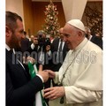 La SS Monopoli regala una maglia a papa Francesco per il suo 83mo compleanno