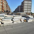 La grande vergogna: decine di materassi abbandonati al San Paolo