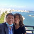 Matteo Renzi si gode il lungomare di Bari, sui social il selfie con la moglie