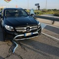 Bari, trascinano una Mercedes rubata e fuggono dopo l'inseguimento. Recuperata l'auto