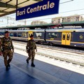 Passeggiava sui binari in stazione a Bari, salvata dai militari