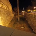 Non si fermano gli atti vandalici a Bari, monopattino gettato nel fossato del castello