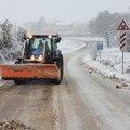 Neve in provincia di Bari, mezzi spargisale al lavoro. Disagi alla circolazione