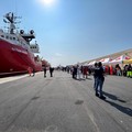 L'Ocean Viking è arrivata a Bari, a bordo 68 minori