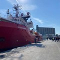 La Ocean Viking arriva al porto di Bari, a bordo 29 migranti