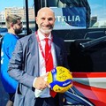 I campioni dell'ItalVolley donano pallone autografato all'Aeroporto di Bari, sarà oggetto di asta benefica