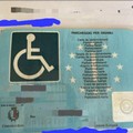 Chiede duplicato del pass disabili per utilizzarne due, scatta la denuncia