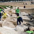 Plogging in spiaggia a Bari, raccolti oltre 80 chili di rifiuti