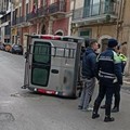 Auto si ribalta in centro a Bari, solo paura ma nessun ferito