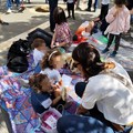 Genitori in protesta per la mensa, picnic in piazza alla Balilla