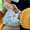 Braccialetti di maglia per festeggiare i papà della terapia intensiva neonatale, succede al Policlinico