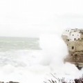 Si tuffa nel mare in burrasca, disperso 33enne a Polignano