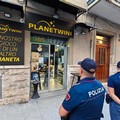 Rapinatore solitario nel centro scommesse, in fuga con 2mila euro