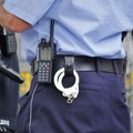 Rubano una borsa e un cellulare, arrestati dalla Polizia