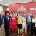 Peroni nuovo sponsor di maglia della SSC Bari. De Laurentiis: «Legame forte per la città»