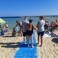 Anfi Bari, il progetto di accompagnamento di persone anziane e con disabilità in spiaggia compie un mese