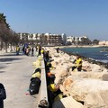 Mola, via rifiuti e scritte dal piazzale del castello. Intervengono Legambiente e Retake Bari