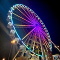 La ruota panoramica del lungomare barese resterà in largo Giannella fino agli inizi di dicembre - FOTO
