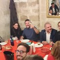 Salvini a cena in un ristorante di Bari, fra sorrisi e orecchiette con le rape