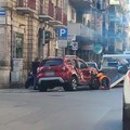Scontro tra un bus e un'auto in pieno centro a Bari