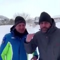 Checco Zalone rimane bloccato dalla neve a Roccaraso, il siparietto virale col sindaco