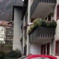 Lite tra pugliesi in Trentino, si sporge troppo e cade dal balcone