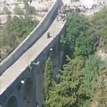James Bond in Puglia, la controfigura di Daniel Craig salta dal ponte di 45 metri
