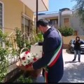 Bari, la signora Francesca compie 100 anni. Decaro le regala fiori dal balcone