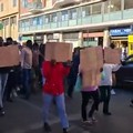 Protesta dei migranti dell'ex Cara, un centinaio arrivano a piedi in prefettura