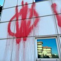 Attacchi no-vax alla Cgil Bari, dopo le scritte anche le minacce via social. Chiesto tavolo in Prefettura