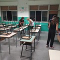 A Bari si torna a scuola, le mamme aiutano i docenti a sistemare i banchi