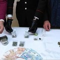 Monopoli, prova a liberarsi della droga lanciandola dalla finestra. Arrestato 43enne