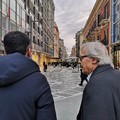 Vittorio Sgarbi in visita a Bari, passeggiata in via Sparano con Decaro