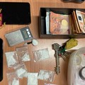 Bari, appartamento utilizzato per vendere droga: in manette un uomo e una donna