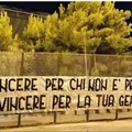 Il giorno di Bari-Carrarese, striscioni dei tifosi in città. Vivarini sceglie Maita