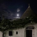 Lo spettacolo della  "Superluna dello Storione " visto da Alberobello