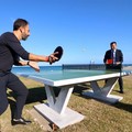 A Pane e pomodoro arriva un tavolo da ping-pong pubblico. Decaro e Petruzzelli i primi a giocare