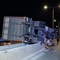 Un tir si ribalta sui new jersey in cemento: nessuna invasione di carreggiata
