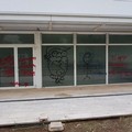 San Paolo, graffiti sulla vetrata. Piazza Europa alla mercé dei vandali