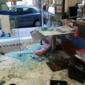 Bari, distrutta la vetrina della libreria Mondadori in centro