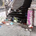 L'inciviltà non dà tregua a Bari: colpita la gradinata di via Quintino Sella