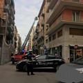 Vigili del fuoco in azione nel centro di Bari, intervento su un cornicione in via Cairoli