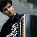 Giovedì 12 marzo al Teatro Forma il mago della fisarmonica Vincent Peirani