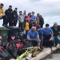 Volontari all'opera a Santo Spirito. Raccolti 79 sacchi di rifiuti sul lungomare