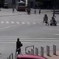 Su uno scooter rubato scippano la borsa a una donna in piazza Moro. Arrestati due pregiudicati