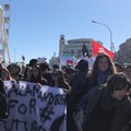 Fridays for Future, la senatrice Messina sfila con gli studenti a Bari: «Non c'è un pianeta B»