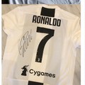 Le maglie di Cristiano Ronaldo e dei campioni del calcio all'asta per la Fondazione Ciao Vinny