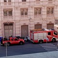 Bari, vigili del Fuoco in azione in vie De Giosa, al fuoco un cassonetto