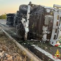 Tir si ribalta e invade l'altra corsia: incidente sulla 16 all'altezza di Polignano