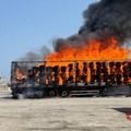 Tir in fiamme al porto di Bari: Vigili del Fuoco al lavoro